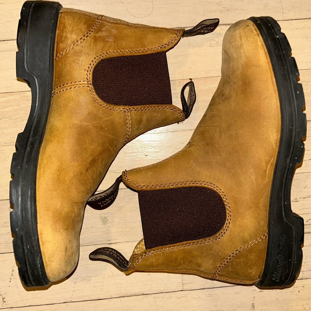 Blundstones #562
WOMEN'S CLASSICS
CHELSEA BOOTS - SADDLE BROWN